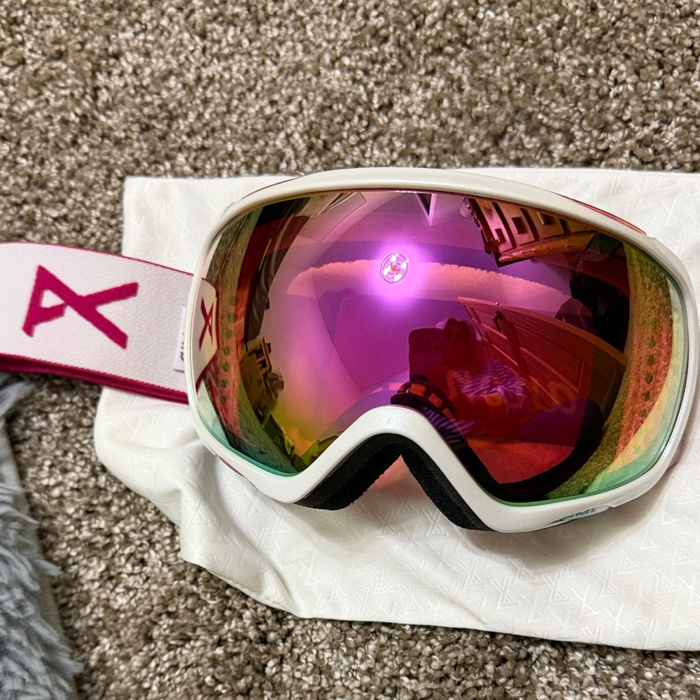 Pink and White Face Mask with Reflective Lens
Ski/snowboarding goggles